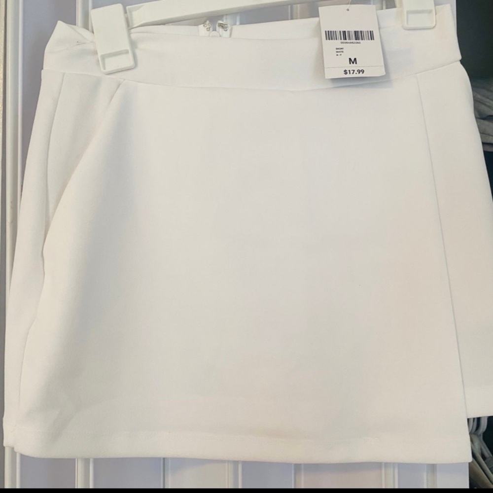 White skirt/skort never worn